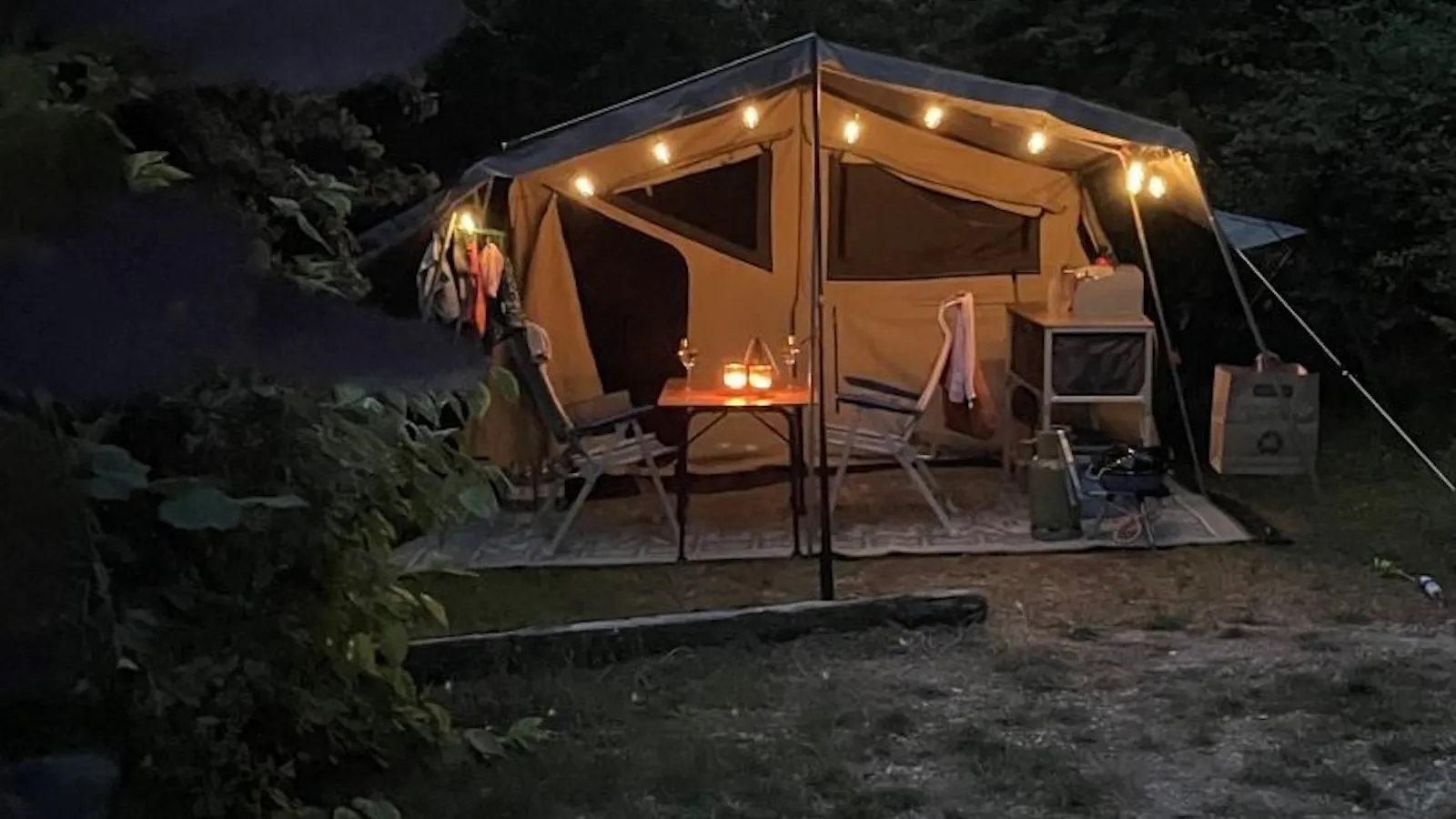 Vouwwagen op donker veld met lichtjes