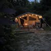 Vouwwagen op donker veld met lichtjes