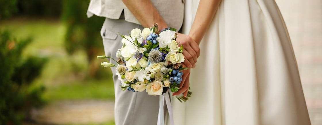 Bruidspaar met bloemen