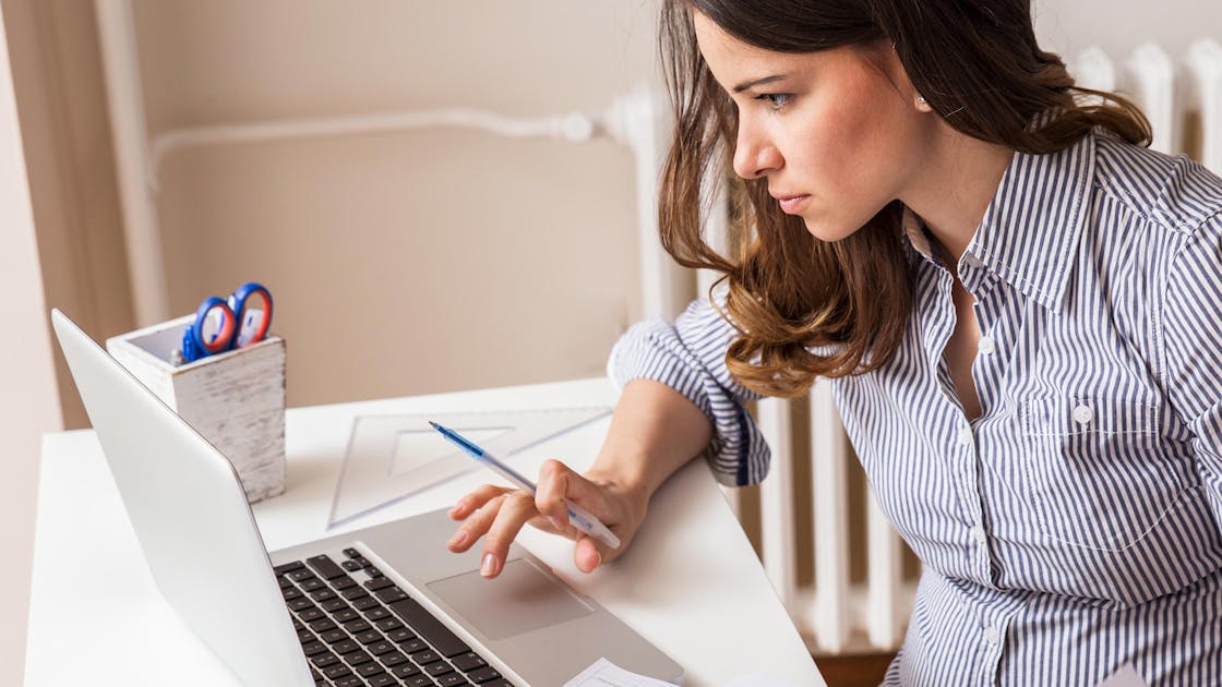 Vrouw achter laptop