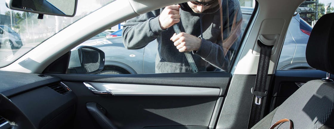 Auto-inbreker probeert in auto te komen