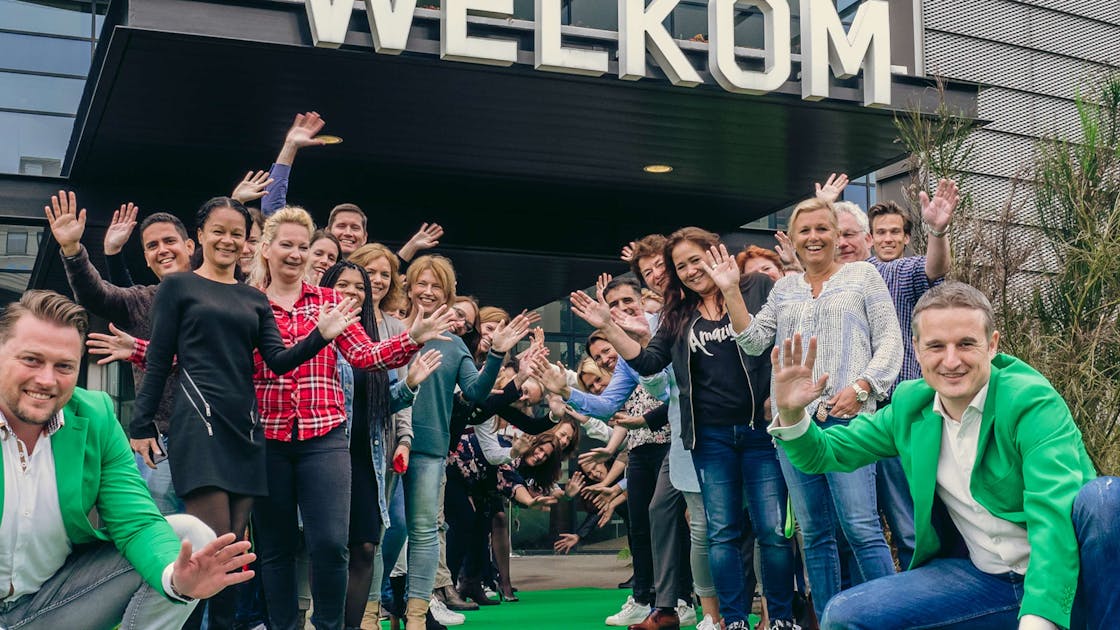 Collega's voor het kantoor van Centraal Beheer