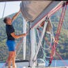 Man op zeilboot