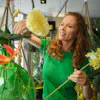 vrouw-doet-bloem-in-vaas