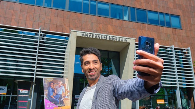 man maakt foto met mobiel