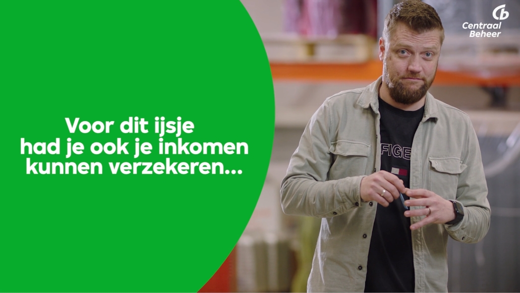 Aandachtig kijkende man in een fabriekshal