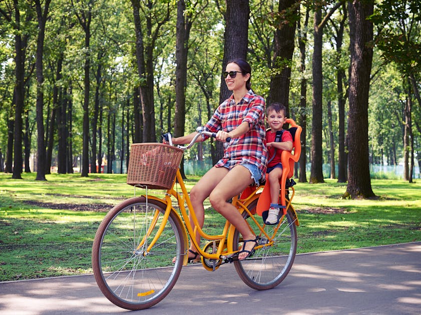 Vrouw met kind op de fiets