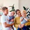 man en vrouw met kinderen op de arm