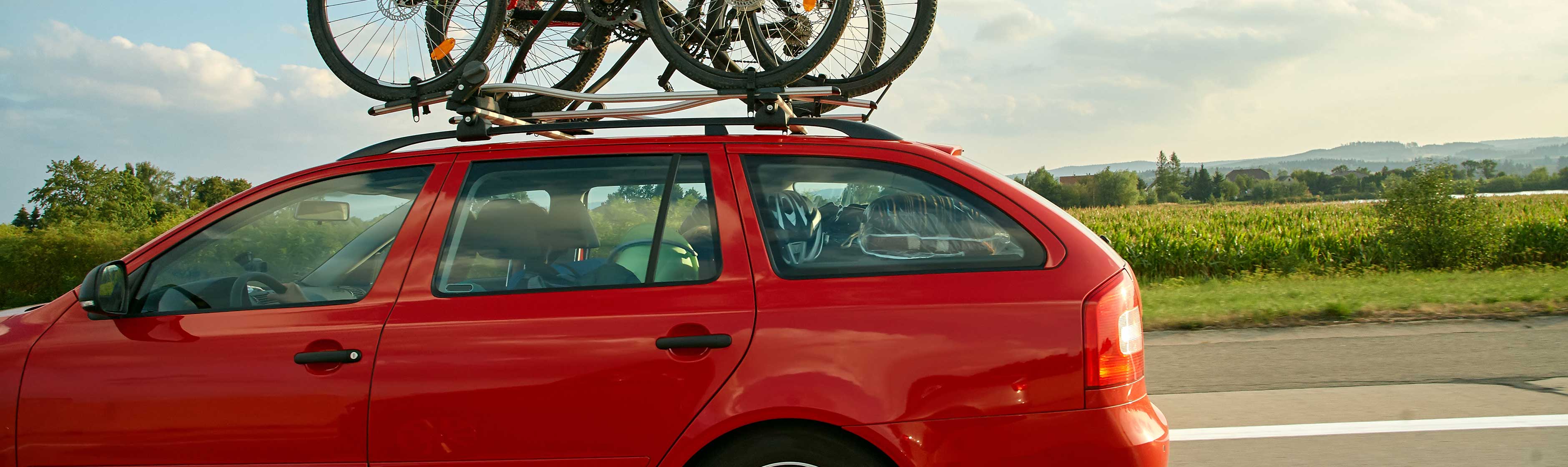 Auto met fietsen op het dak