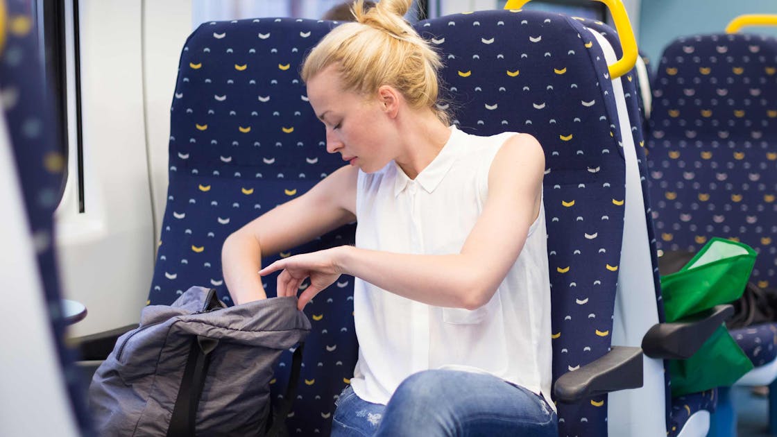 Vrouw in trein met tas