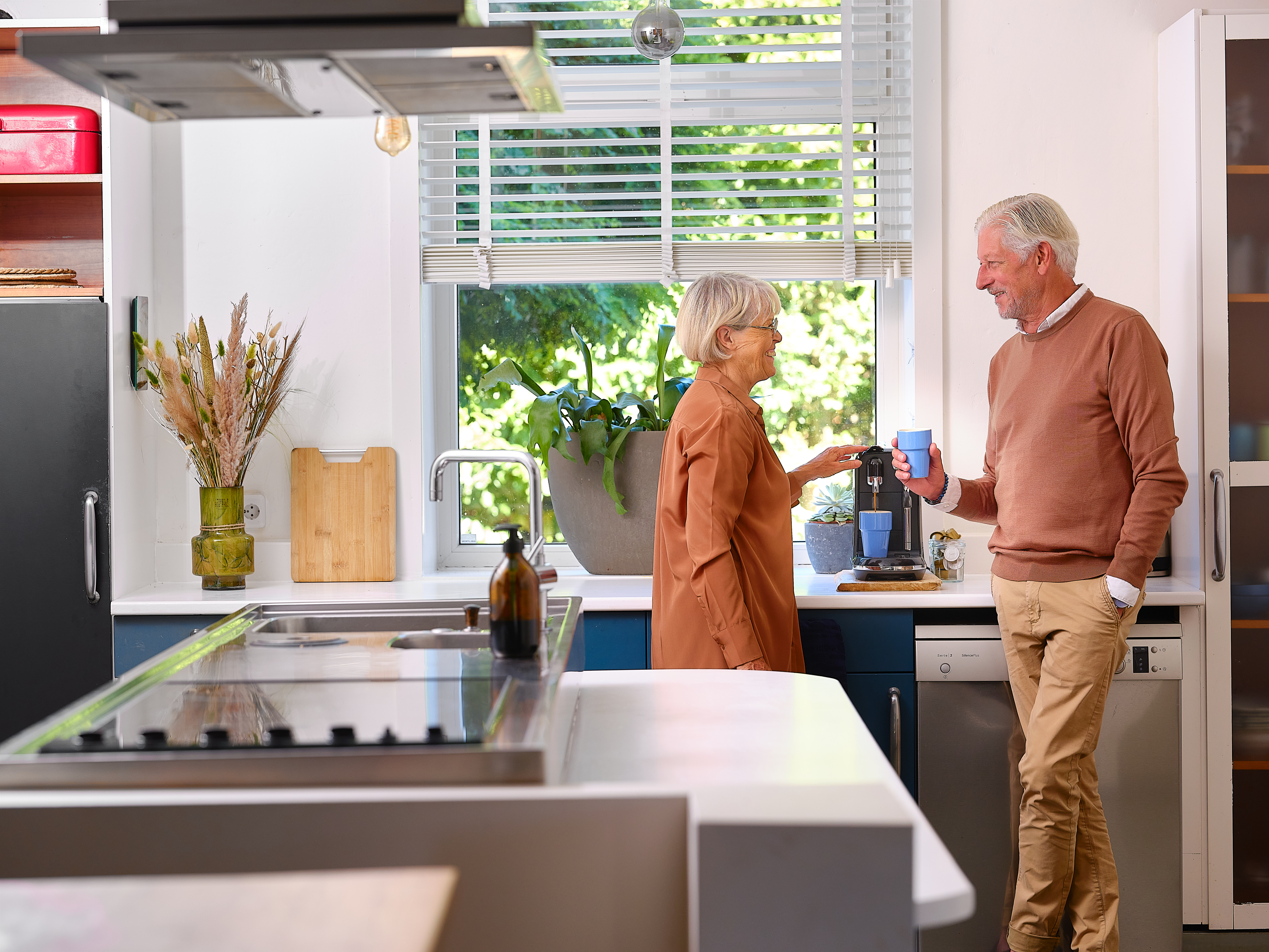 Man en vrouw in de keuken
