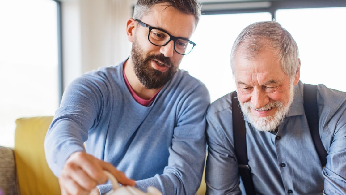 1 man legt een wat oudere man uit hoe hij het beste met zijn hypotheek om kan gaan na zijn pensioen