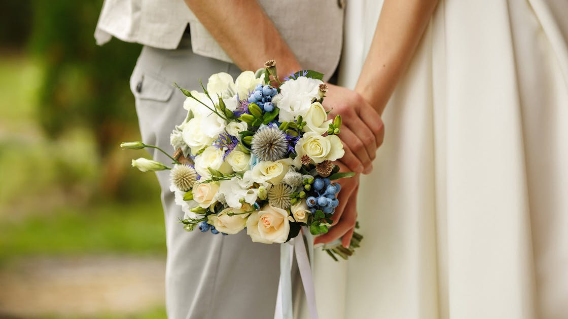 Bruidspaar met bloemen