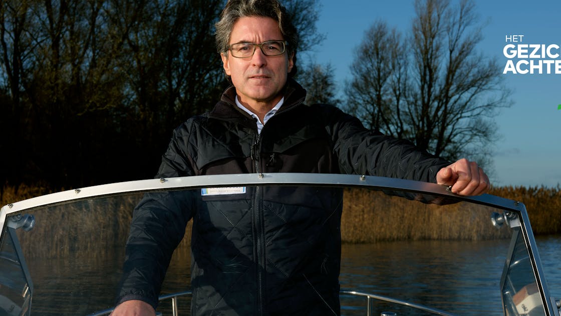 Ondernemer Anton van Wijk van De Stille Boot, op een elektrische boot