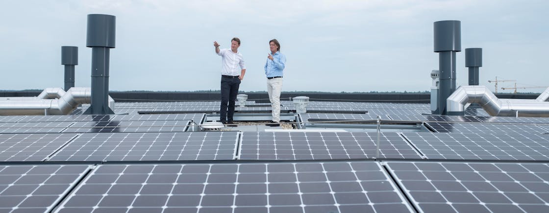 Jack Zuidweg, expert vastgoed bij Centraal Beheer, staat op het dak van een bedrijfspand vol met zonnepanelen