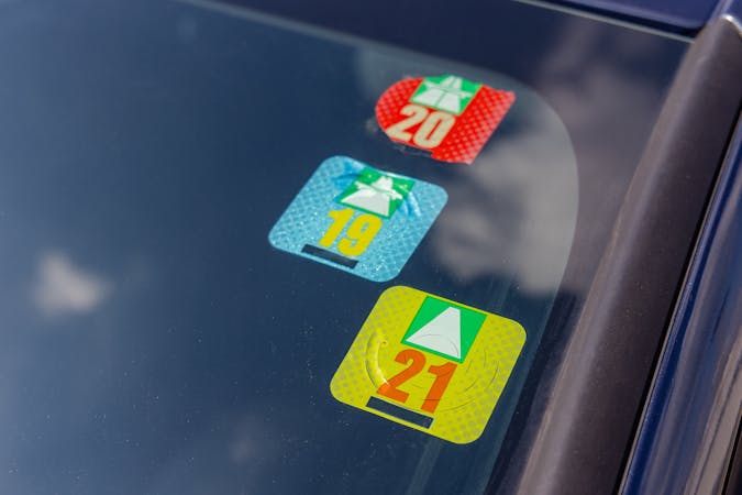 Getalenteerd Knorretje Souvenir Stickers op de auto, caravan of camper - Centraal Beheer