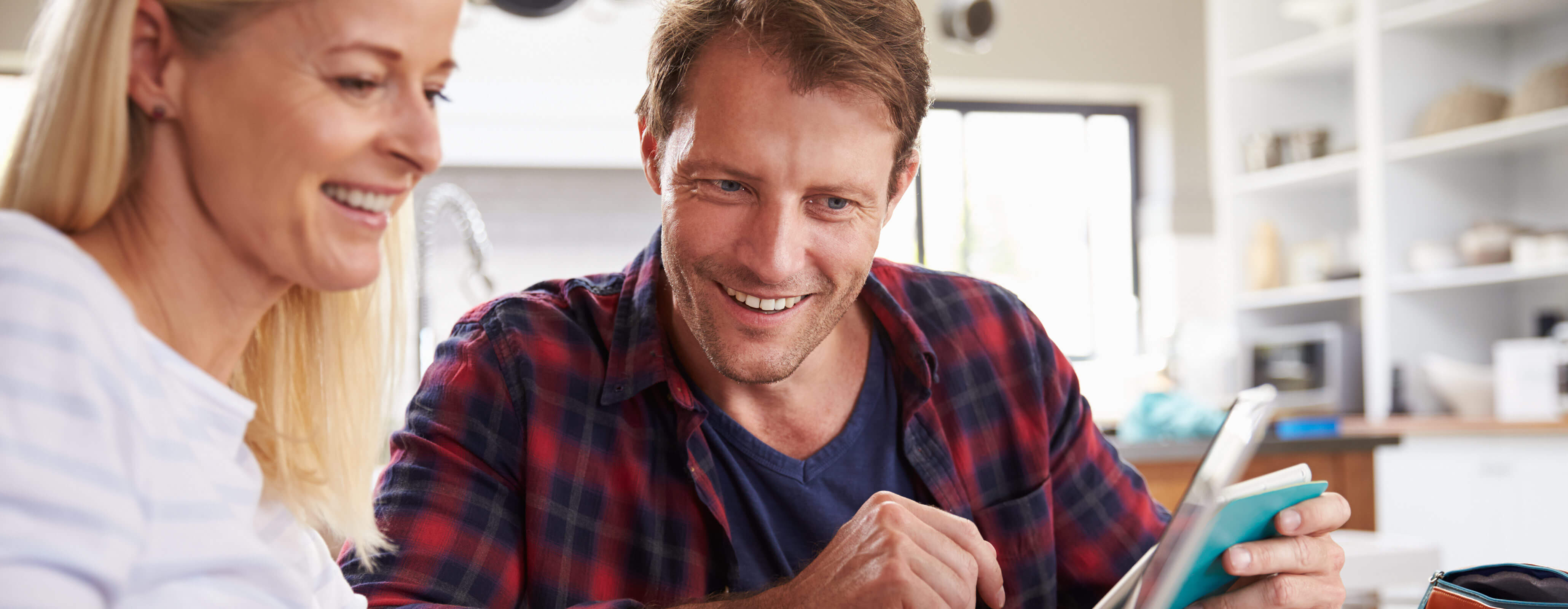 Man en vrouw achter de laptop