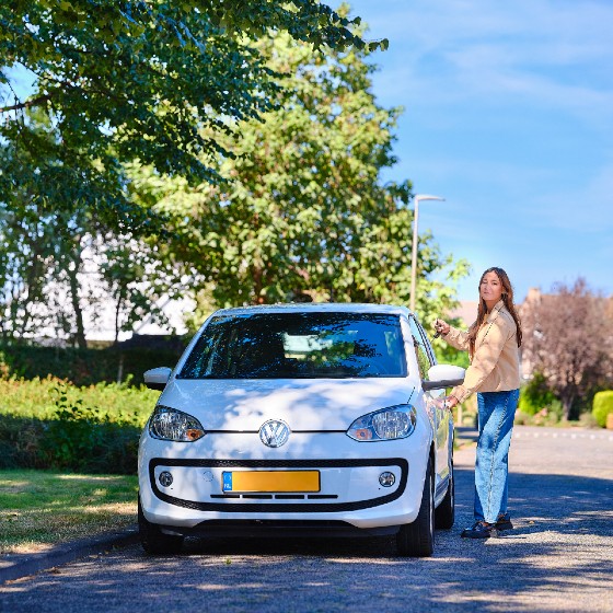 Vrouw doet auto open