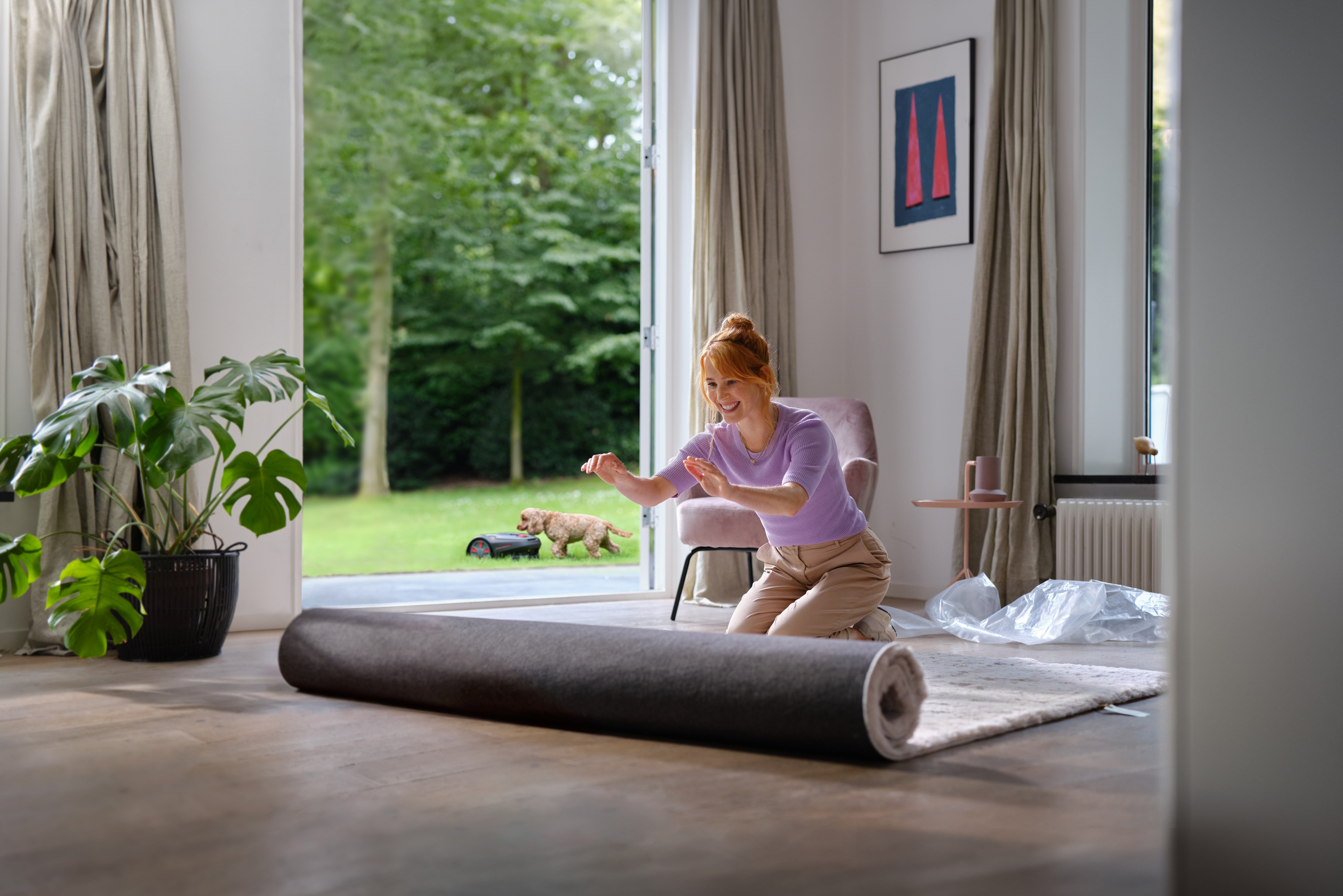 Vrouw rolt kleed uit in de woonkamer