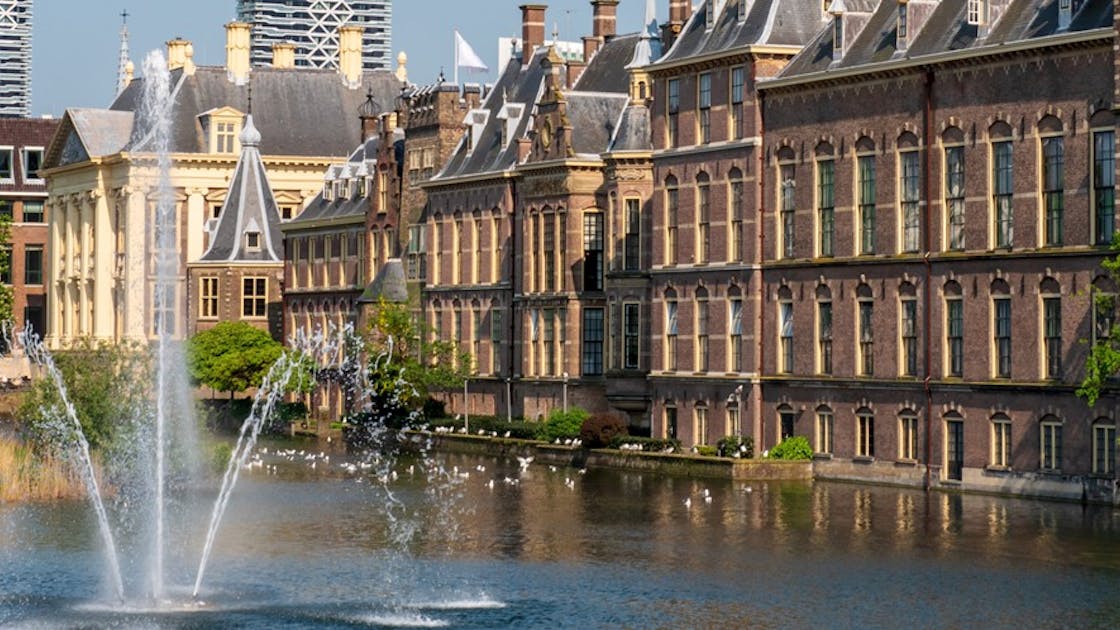 Binnenhof in Den Haag met Hofvijver op de voorgrond