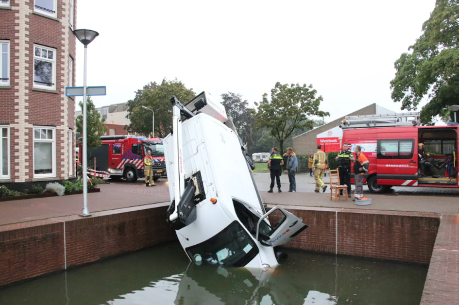 Hoogwerker in het water