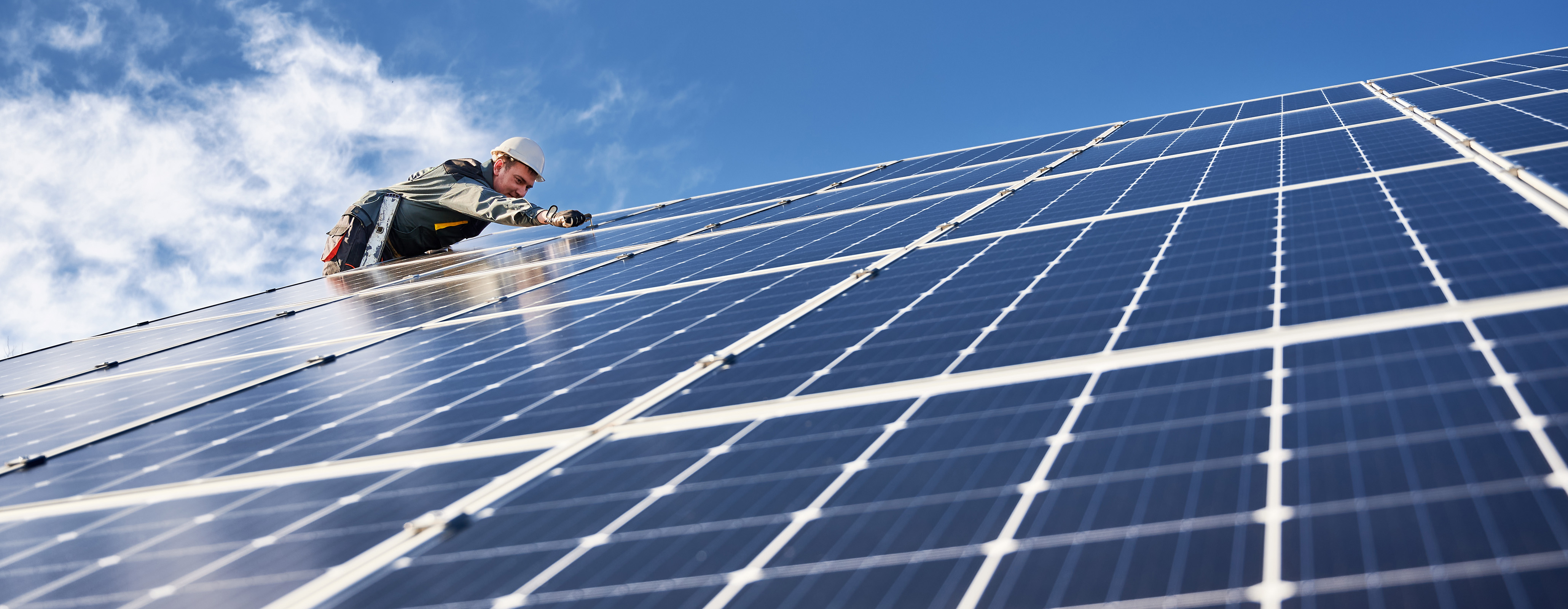 Video over zonnepanelen op vastgoed.