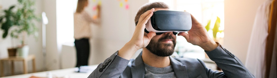 Man kijkt door VR bril