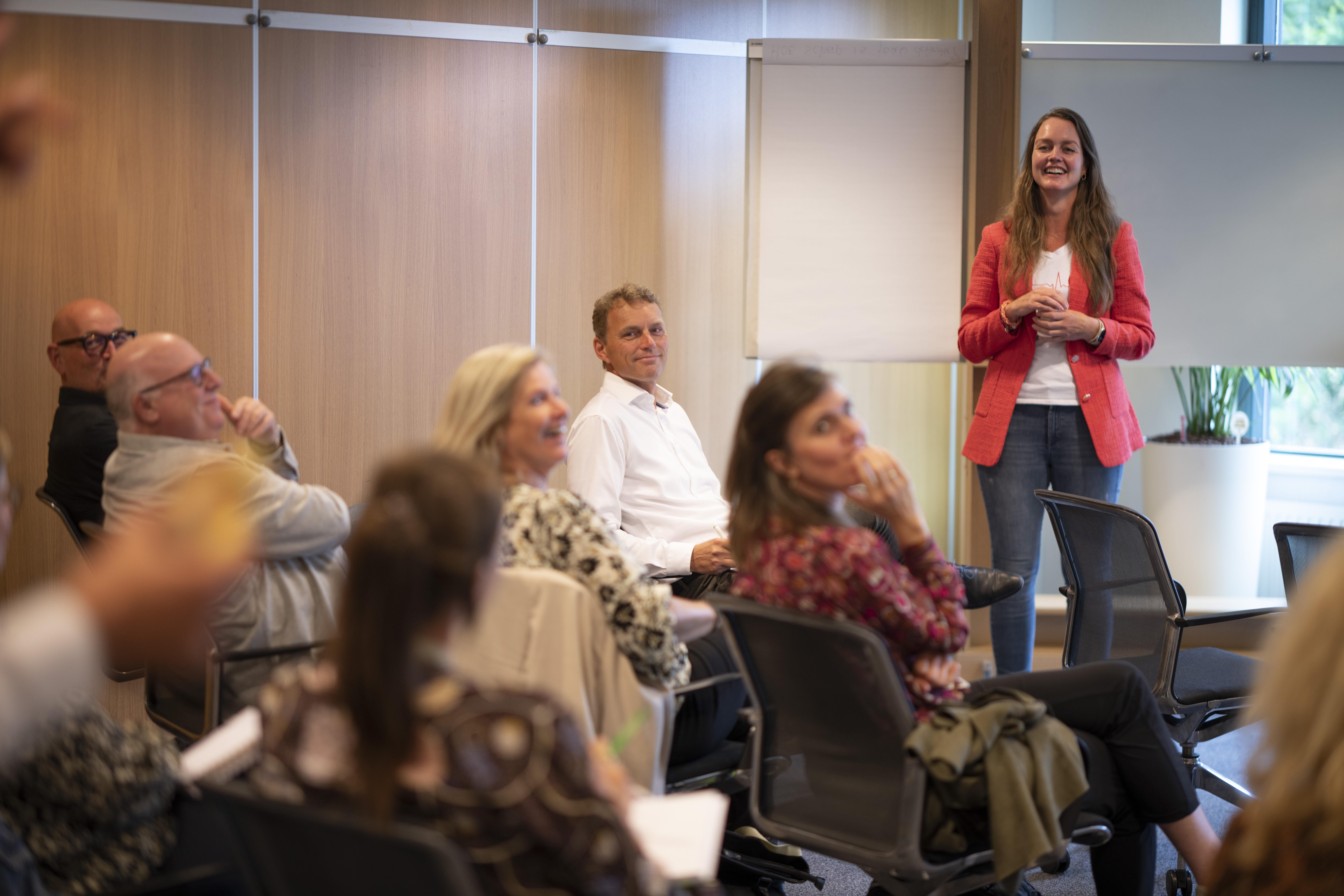 Een vrouw die een presentatie geeft voor publiek