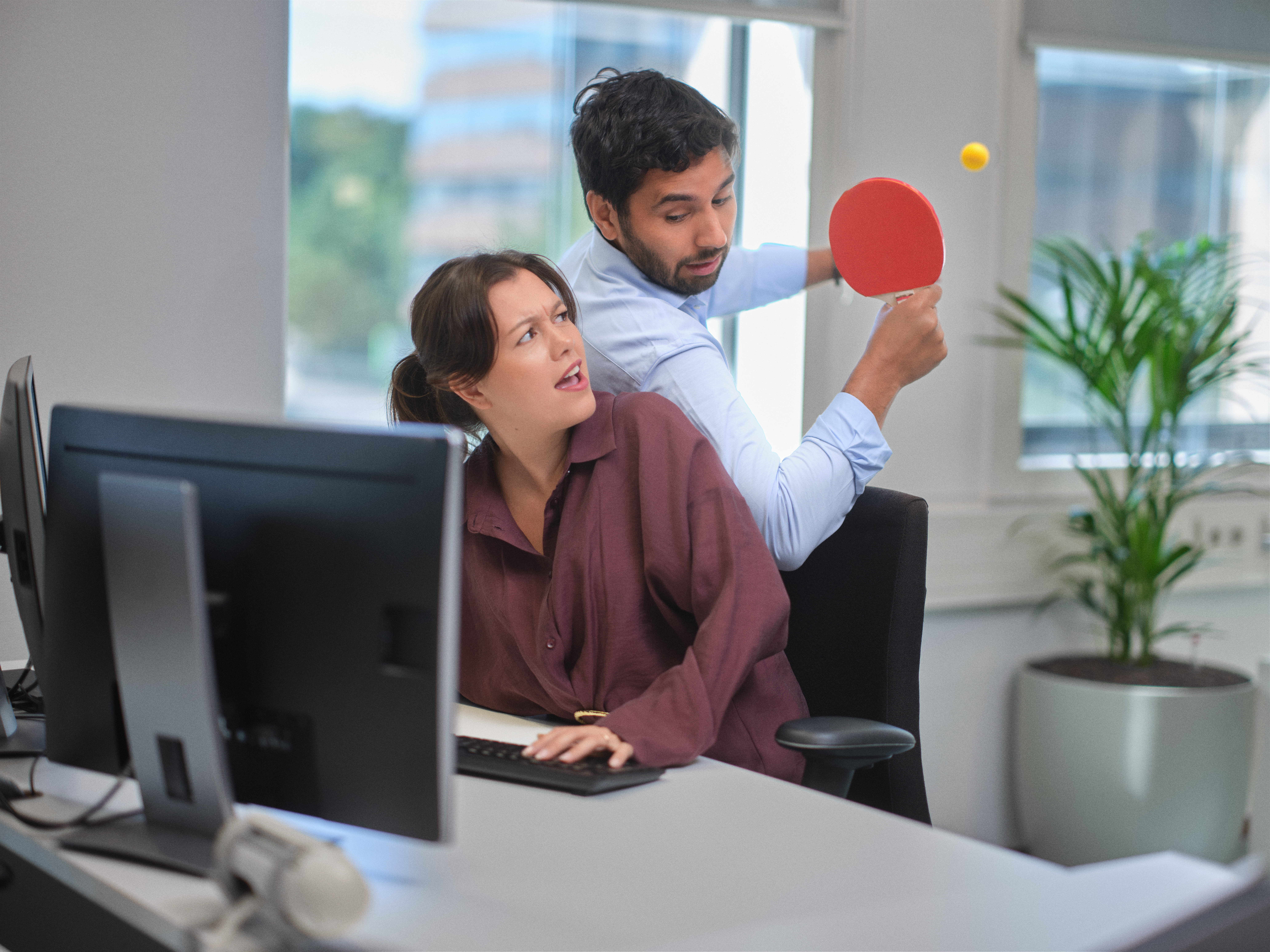 Man die pingpong speelt op kantoor