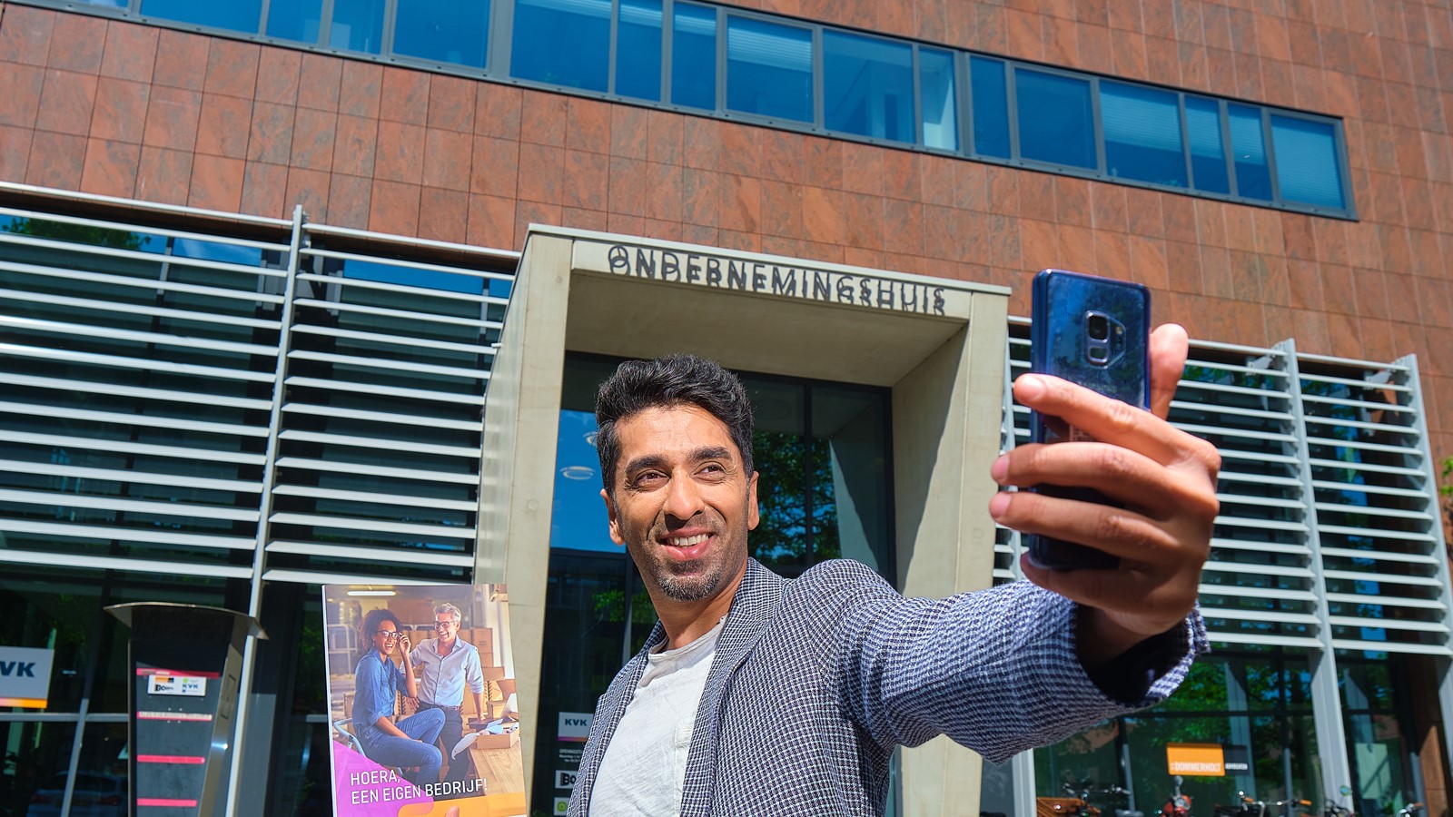 man maakt foto met mobiel