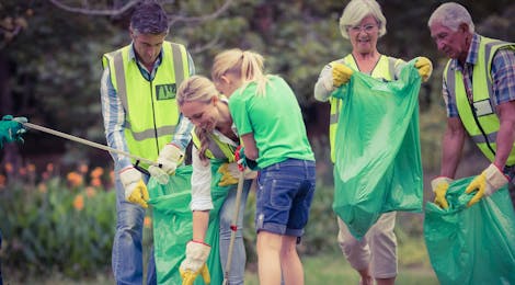 vrijwilligers-ruimen-afval-op
