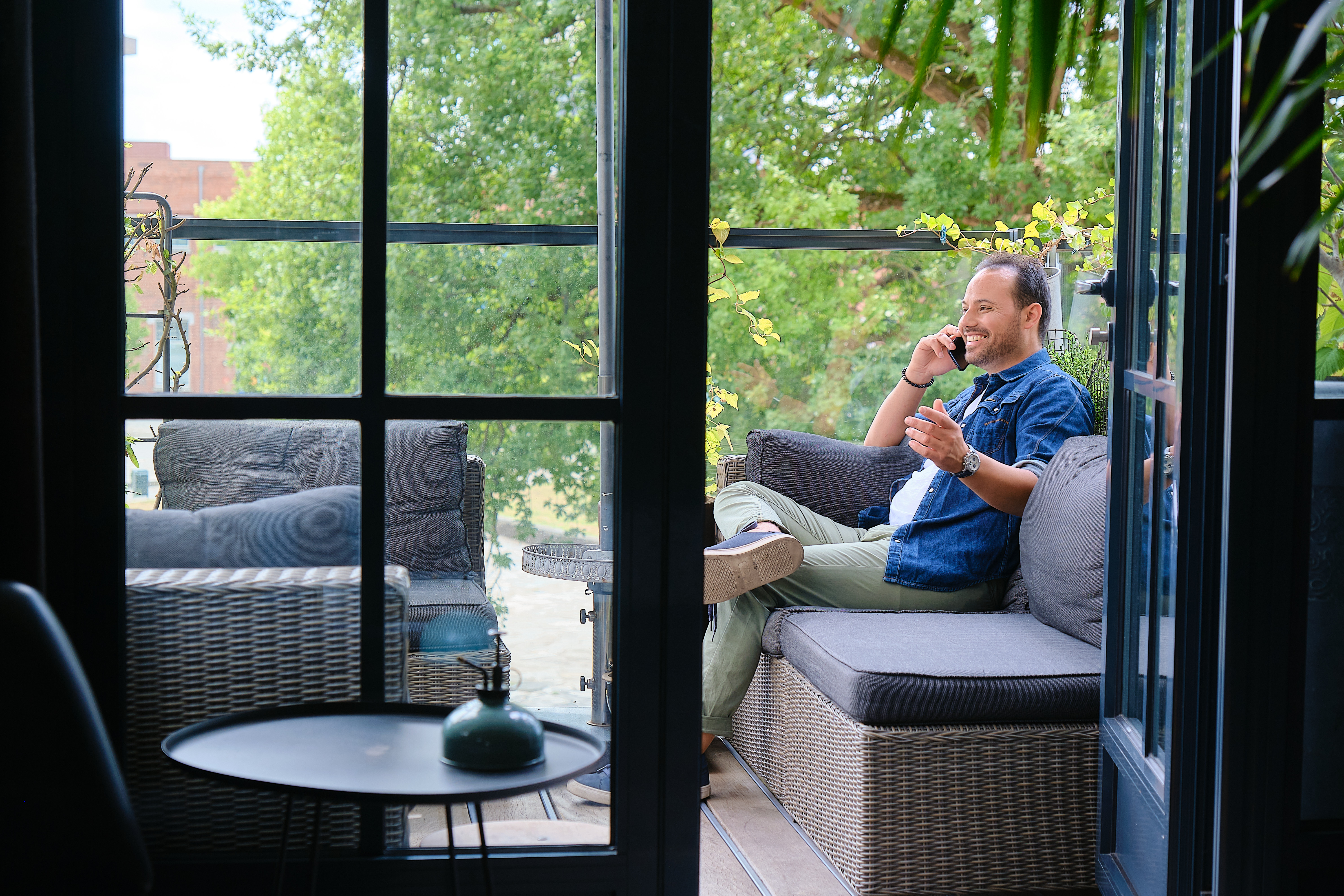 Man en vrouw zitten achter de latop