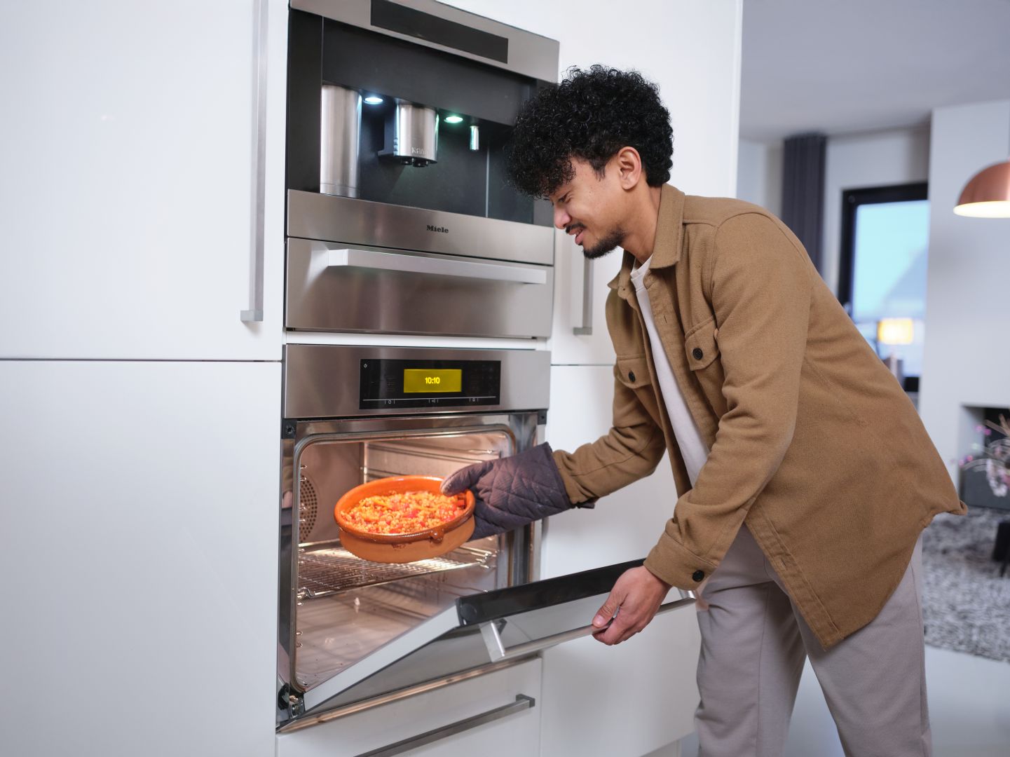 man appartement in keuken