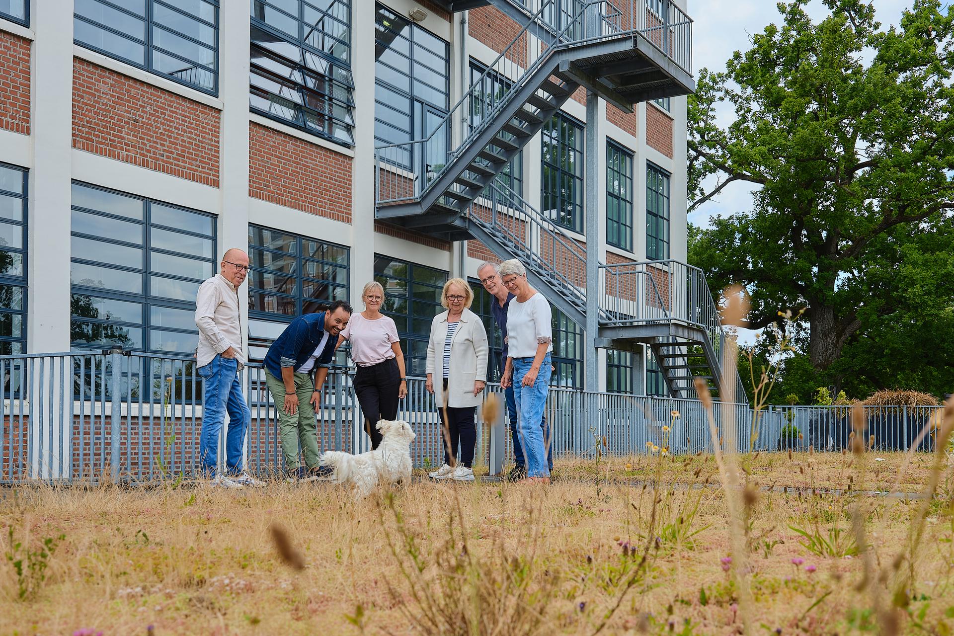 Groep mensen staat voor een gebouw