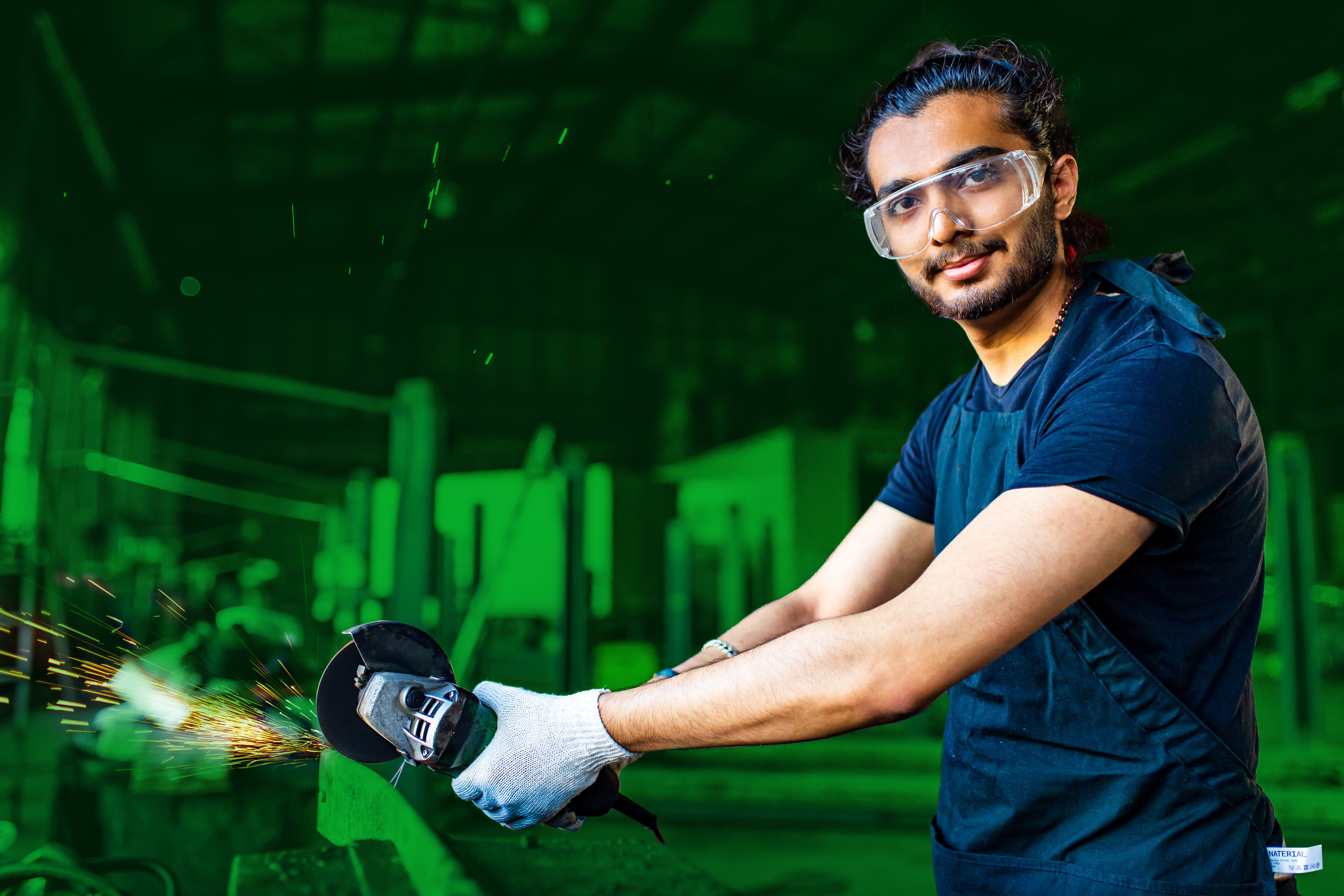 Man met slijptol en veiligheidsbril aan het werk