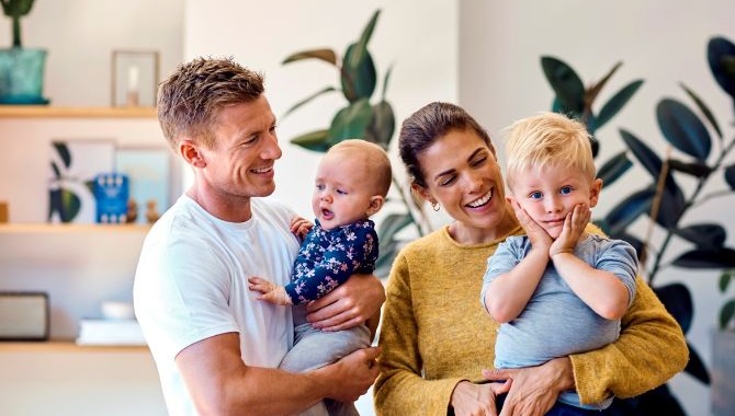 Man en vrouw kijken met 2 vrolijke kinderen