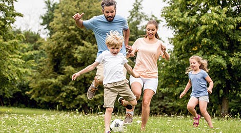 WGA Hiaatverzekering - gezin aan het voetballen